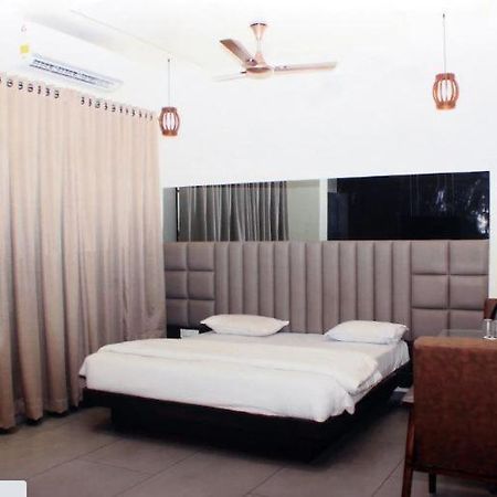 Hotel Sapphire Inn Ulhāsnagar Eksteriør billede